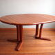 Table à manger massive en teck par Dyrlund, années 1970.