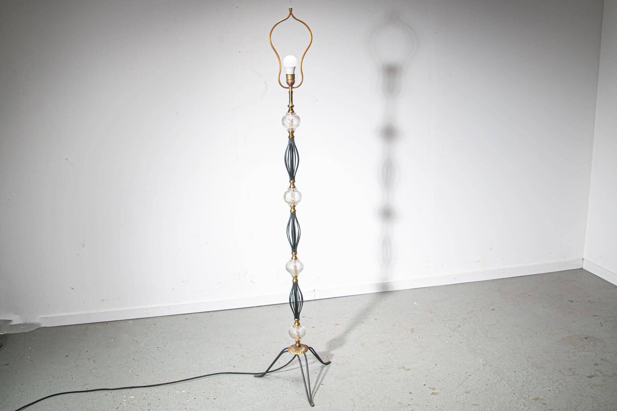 Lampadaire en verre et laiton des années 1940
