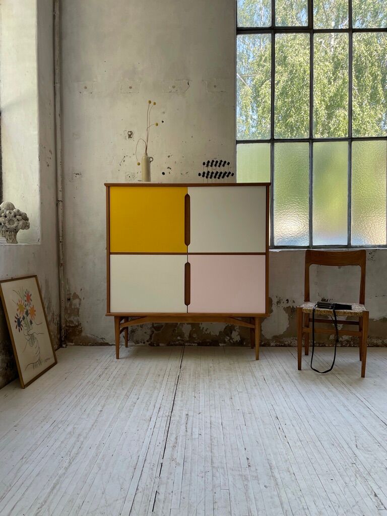 Teak-enfilade storage cabinet