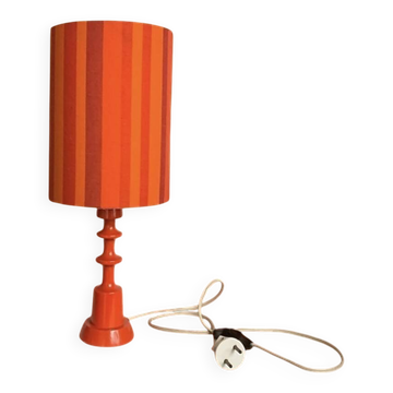 Lampe d’appoint vintage en bois peint orange et abat-jour en tissu strié