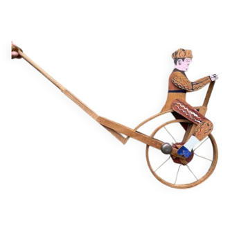 Jouet ancien en bois à pousser