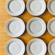 12 Assiettes plates en grès moucheté vintage
