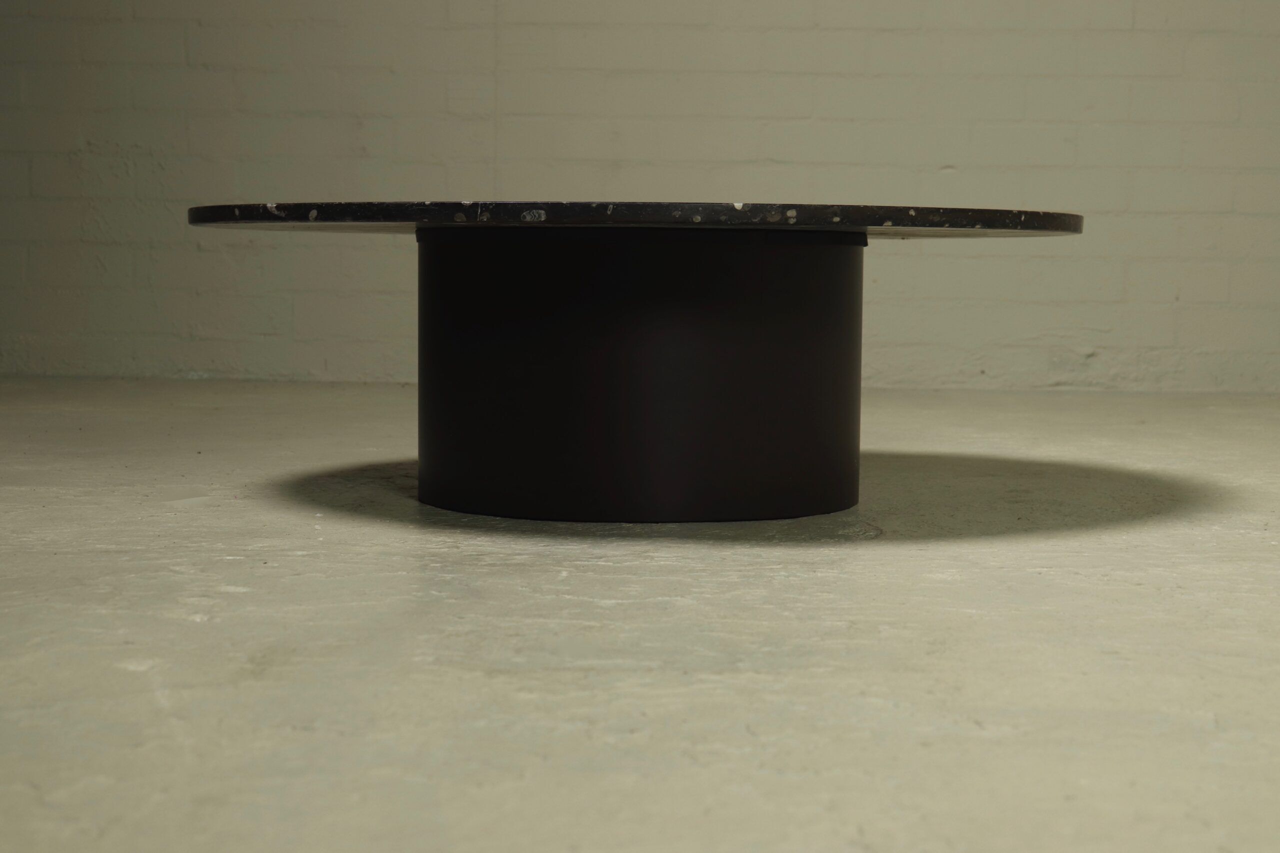Table basse en pierre fossile rare et acier par Metaform années 1970