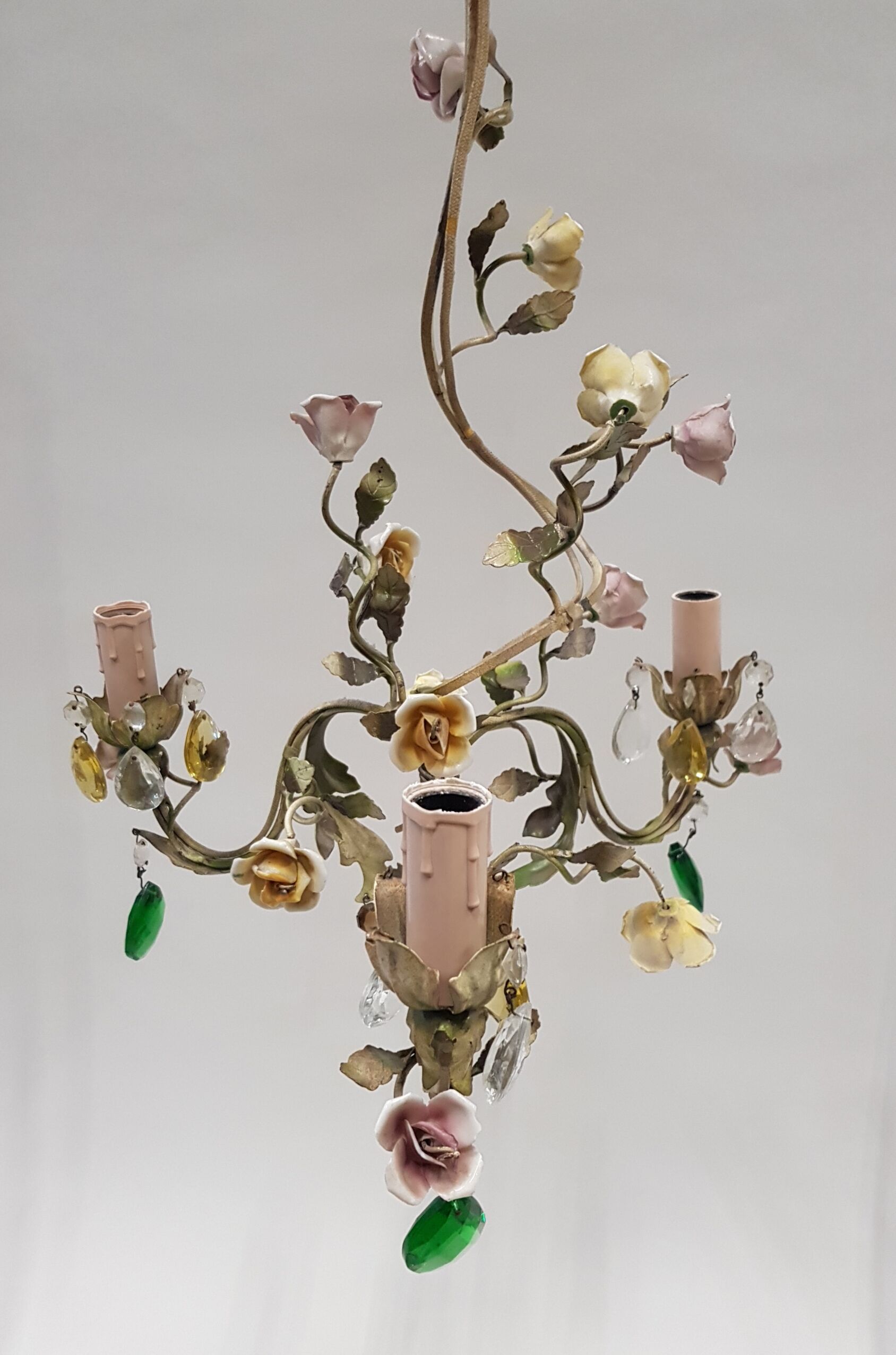 Luste métal peint décor de fleurs en faïence
