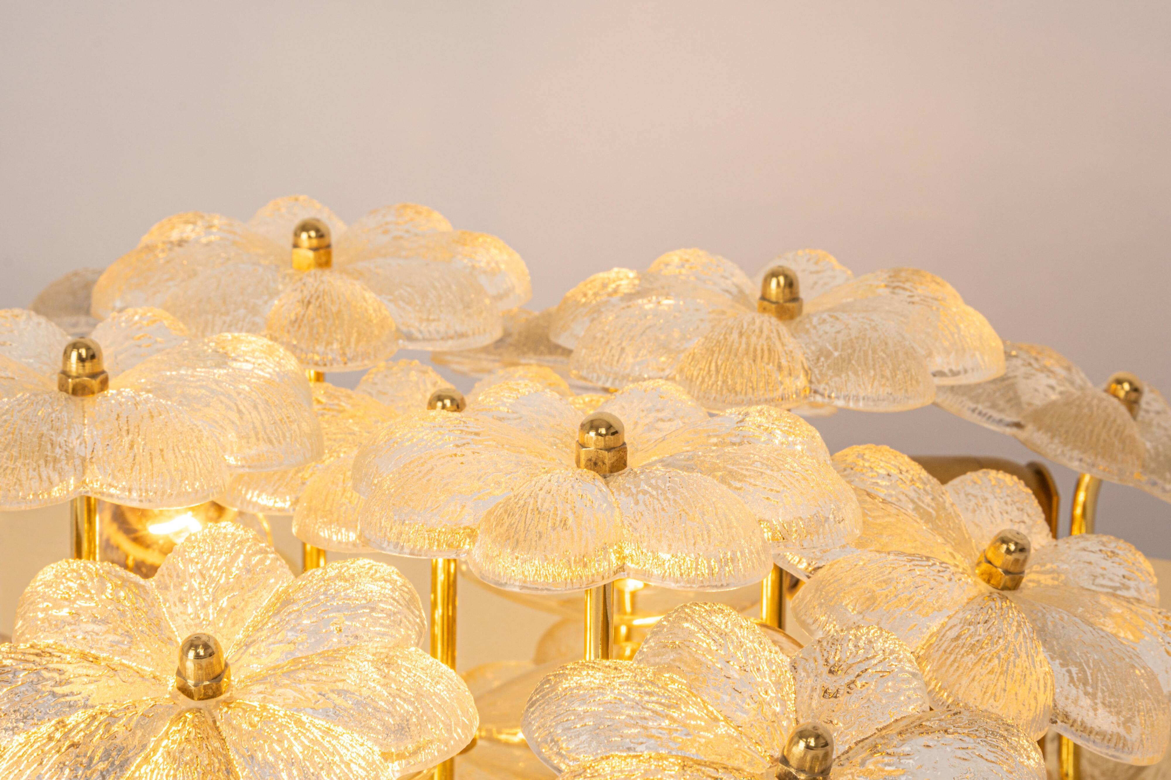 Magnificent small wall lamp/ceiling fixture in glass in the shape of a flower E. Palme, Germany.