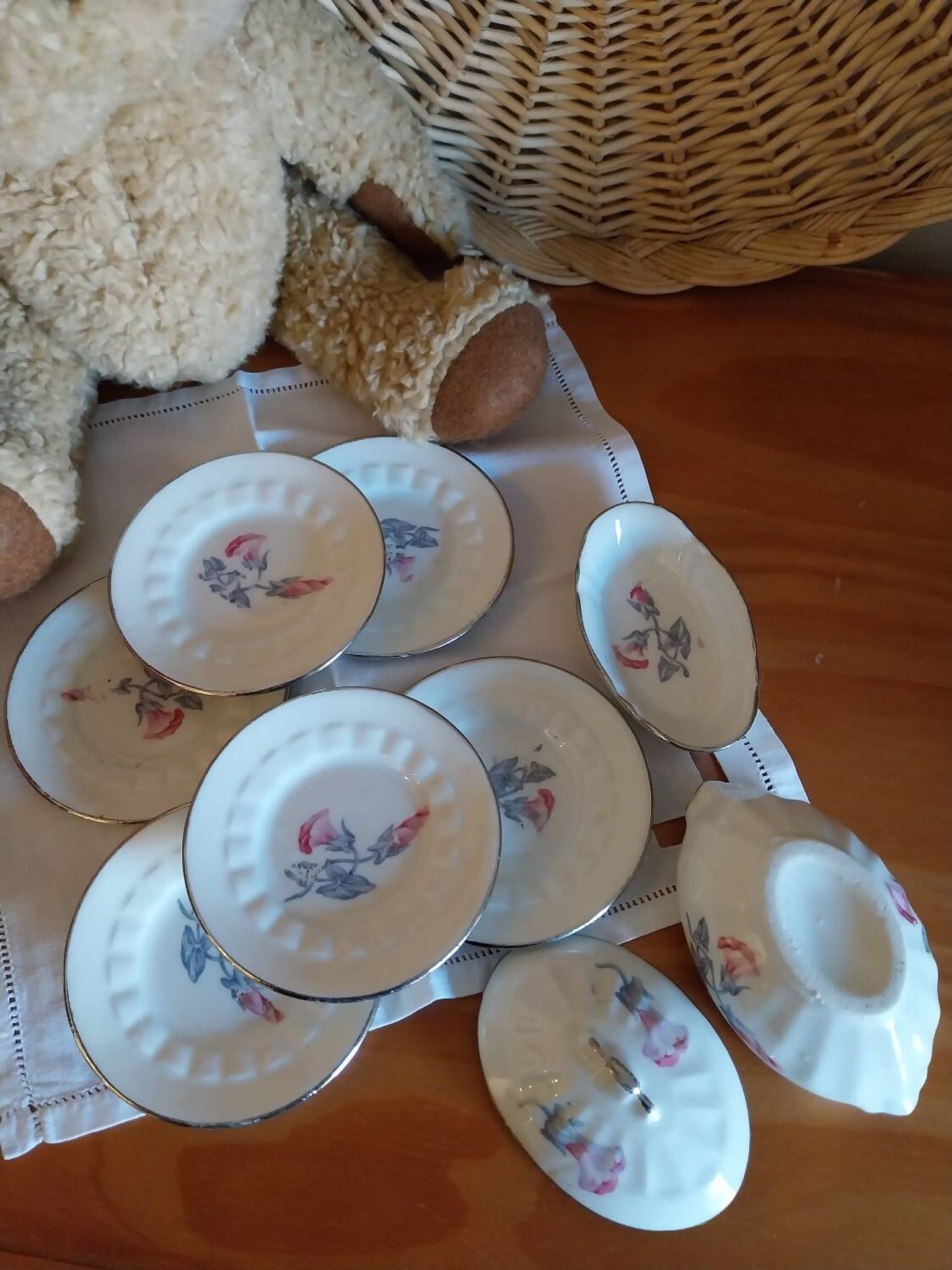 Porcelain dinette