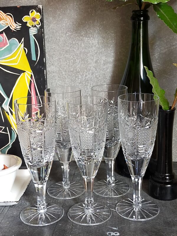 Cinq flûtes à champagne en cristal taillé vintages
