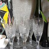 Cinq flûtes à champagne en cristal taillé vintages