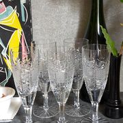 Cinq flûtes à champagne en cristal taillé vintages