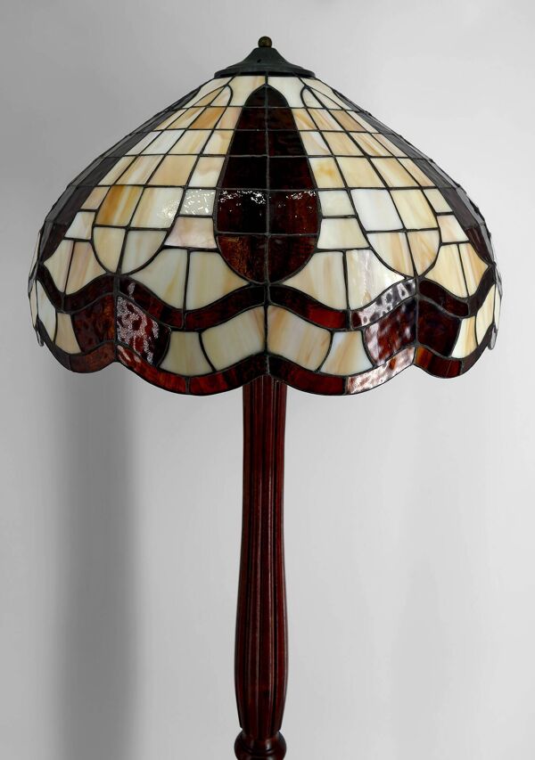 Lampadaire Art Déco en noyer sculpté, abat-jour en vitrail, France, c. 1920