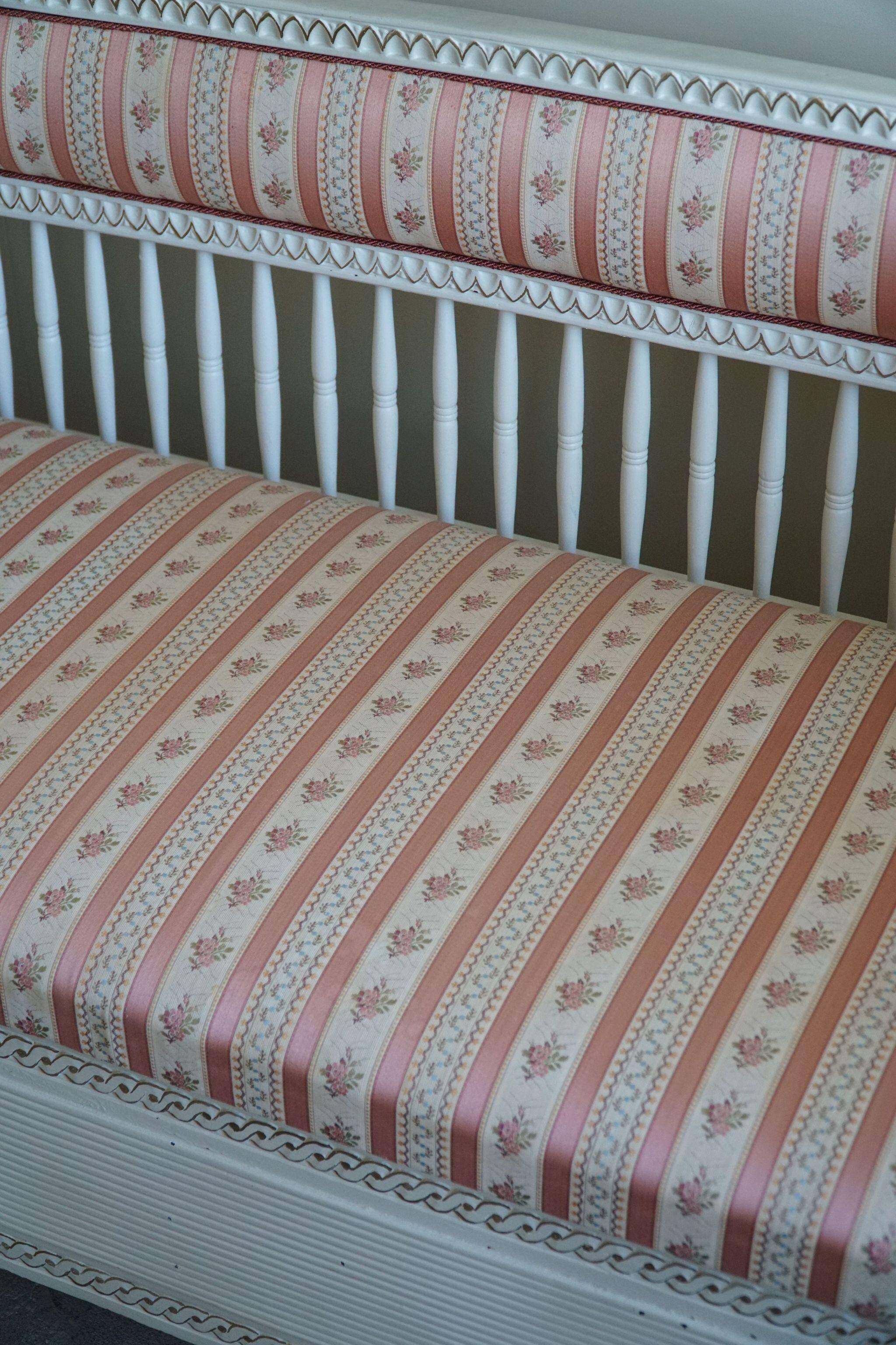 Antique Gustavian canapé / bench from the early 19th century, by a Swedish cabinetmaker.