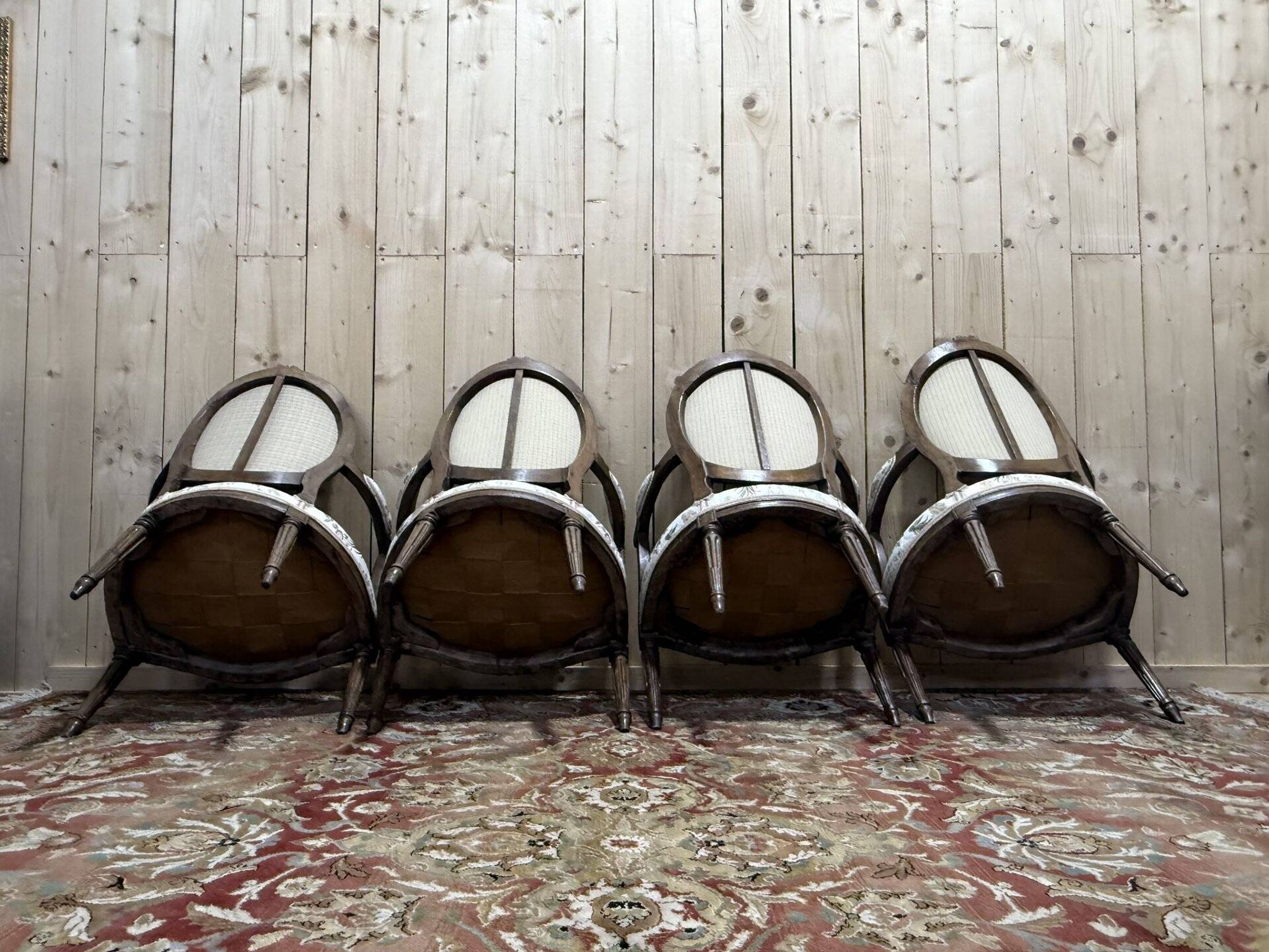 Suite de 4 fauteuils cabriolets à médaillons d'époque Louis XVI