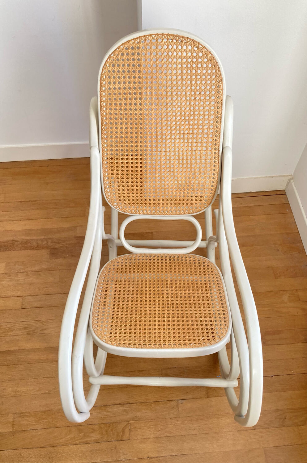 Rocking Chair THONET époque fin XIXe en bois courbé cérusé grège