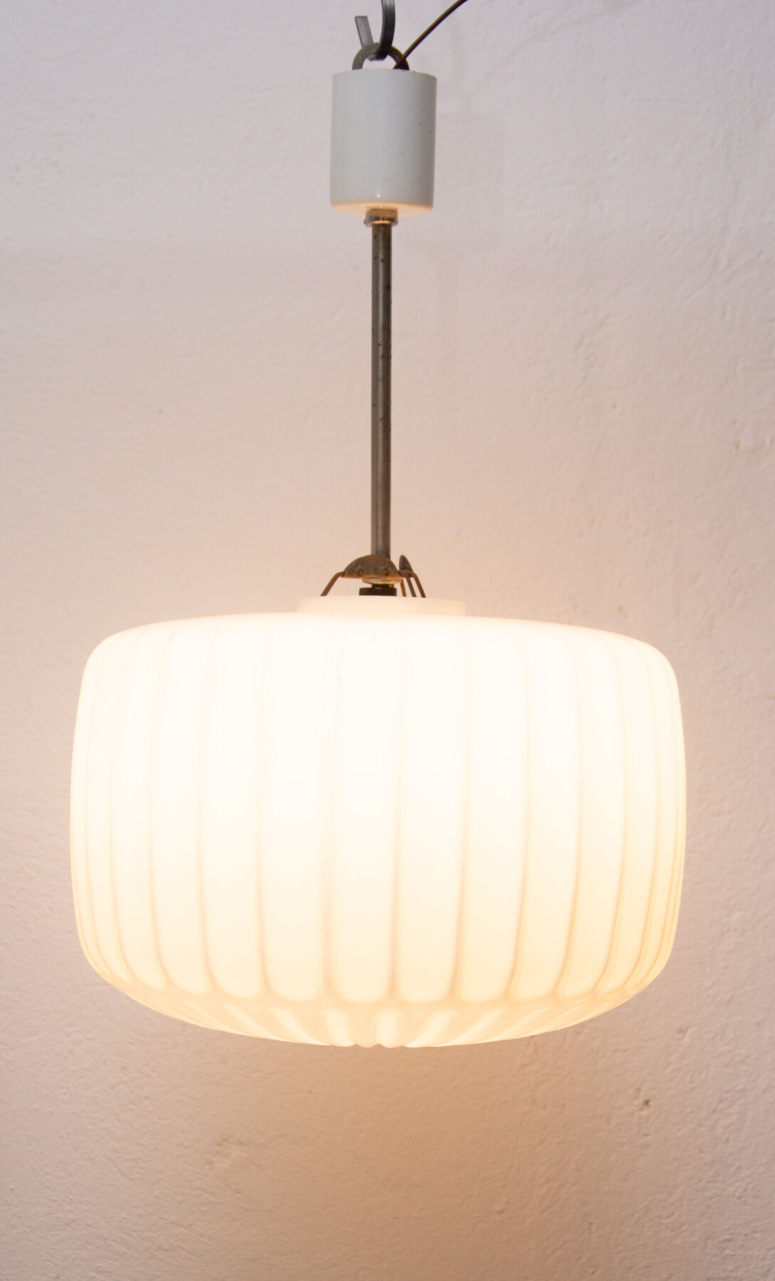 Paire de suspensions en verre opaline Vintage, bloc de l’est 1970