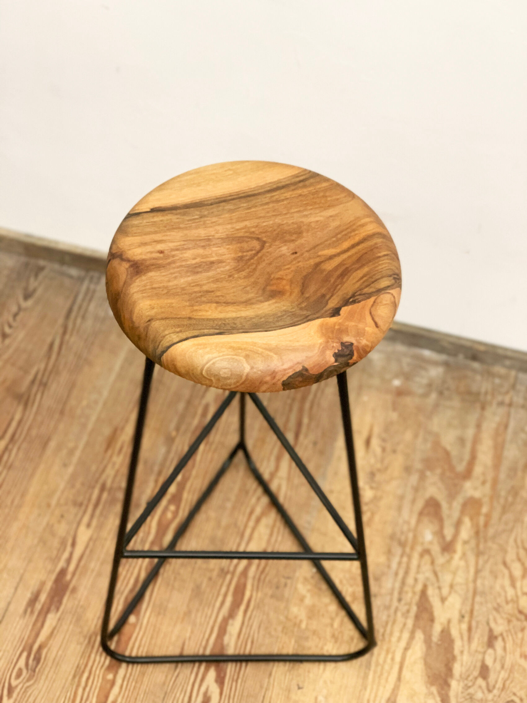 Bar stool in steel and walnut