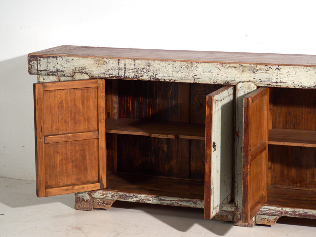 Buffet d’autel ancien laqué en bois de pin – Chine, vers 1900