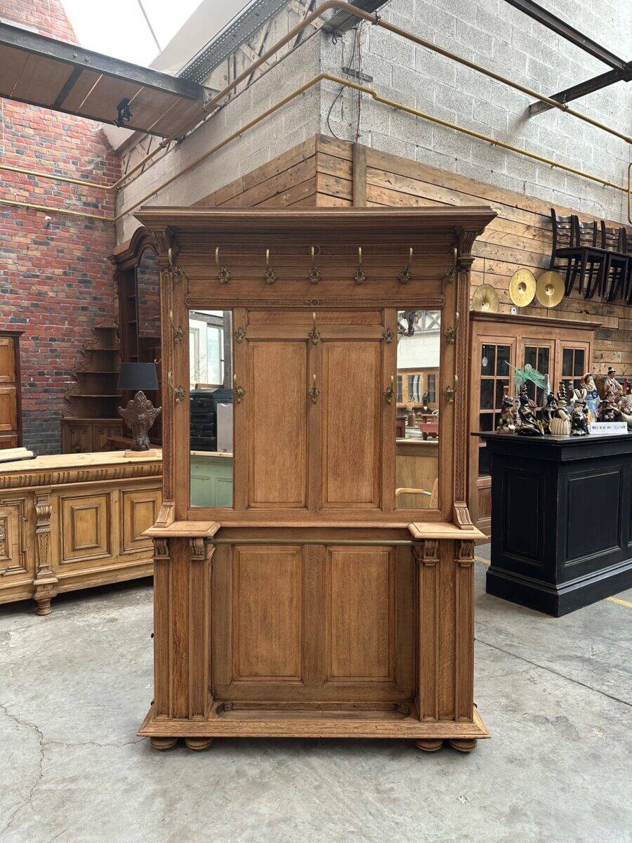 Entrance hall wardrobe in oak from the early 20th century.