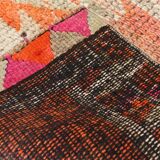 Tapis runner kilim vintage, style bohème, tons orange, rose et lilas pastel
