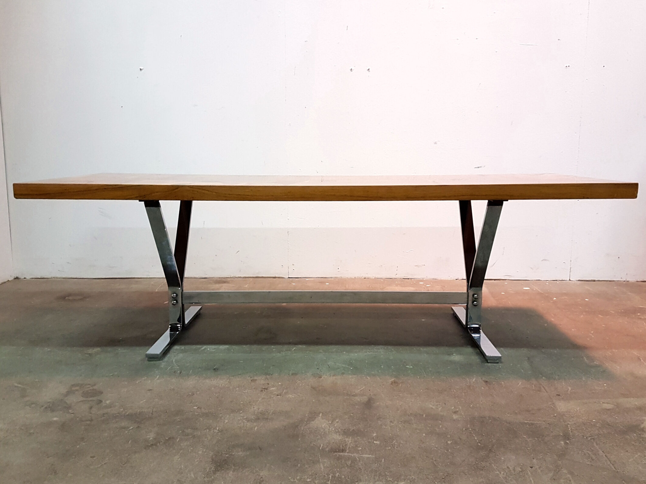 Table basse moderne du milieu du siècle sur la base chromée années 1960