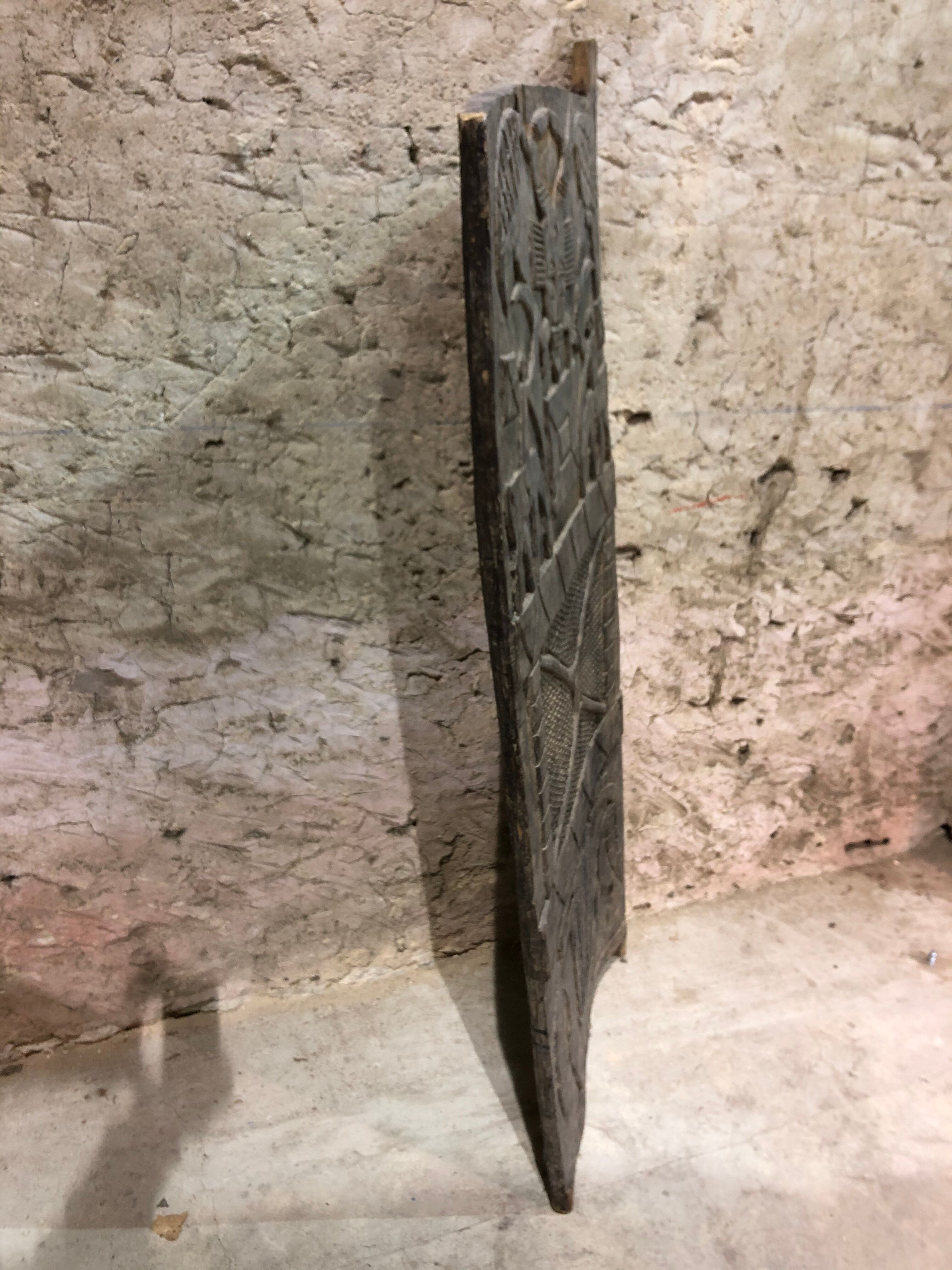 Porte africaine en bois sculpté de l'ethnie senoufo de Côte d'Ivoire