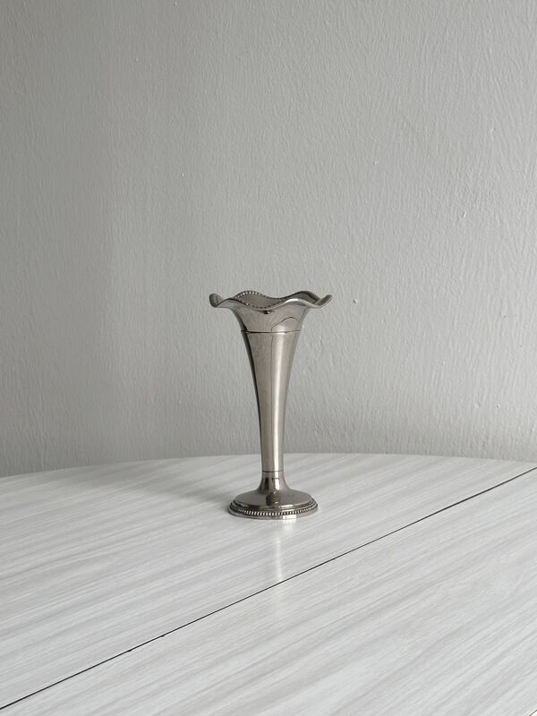 Petit vase en métal argenté
