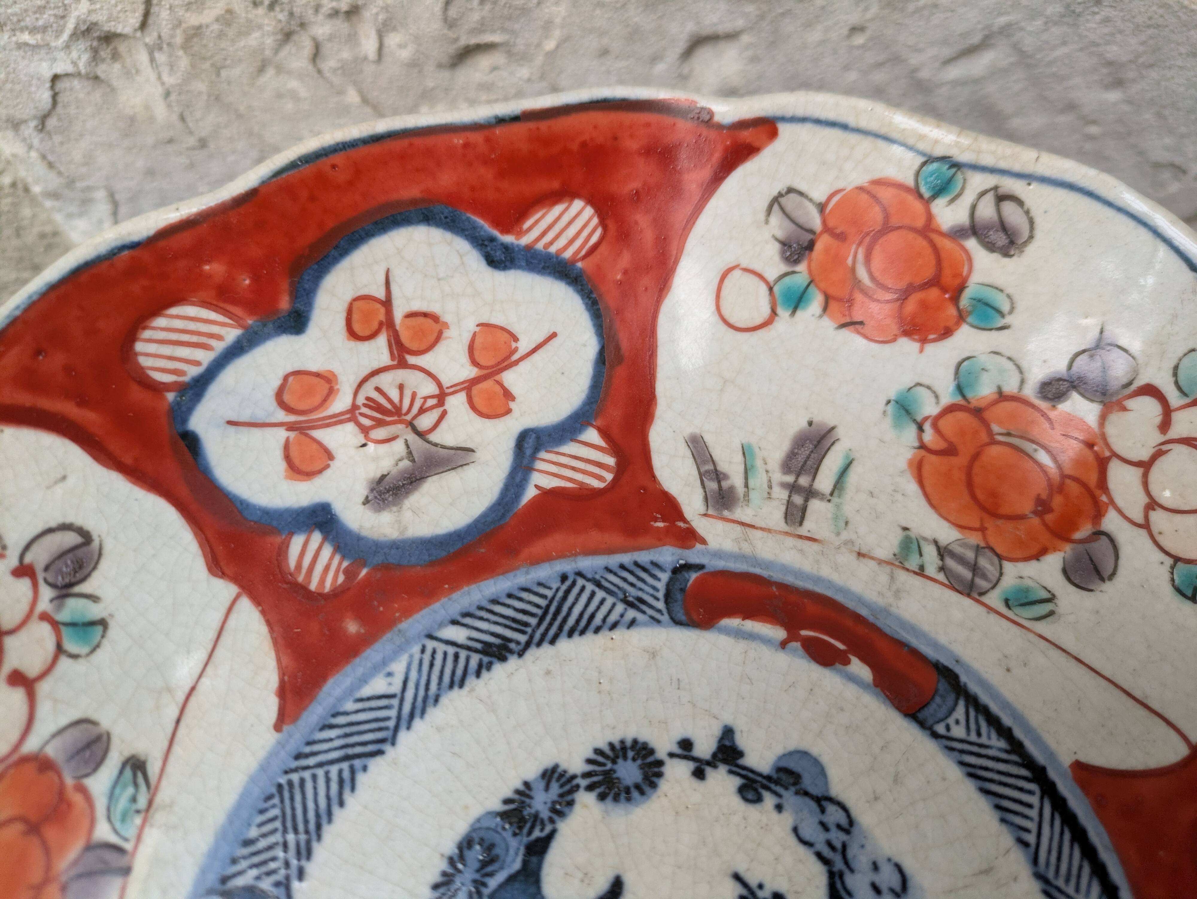 Antique Imari deep plate with red and blue floral decoration, 21.5cm.