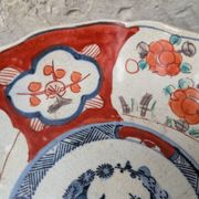 Ancienne assiette creuse Imari à décor de fleurs rouge et bleu 21.5cm