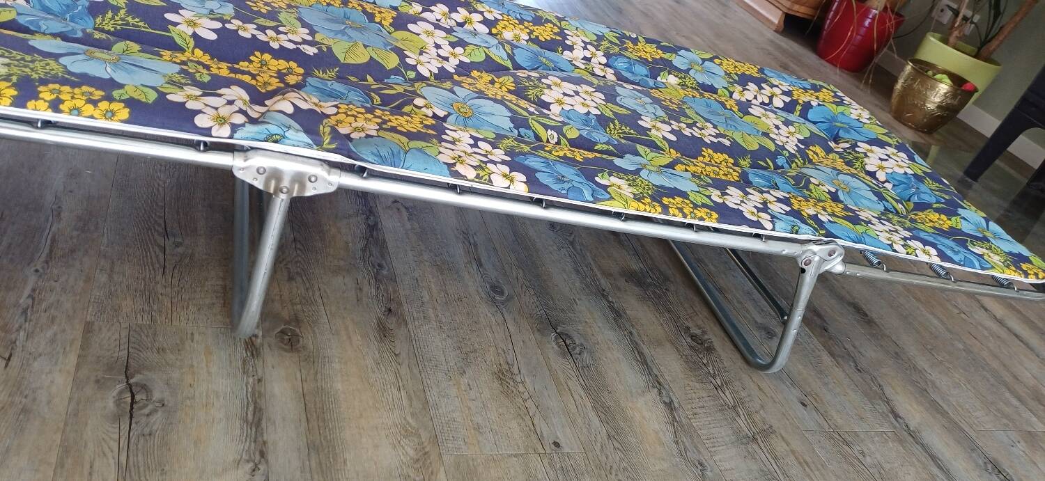 60s/70s chaise longue with floral fabric