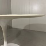 Knoll International Tulip dining table by Eero Saarinen