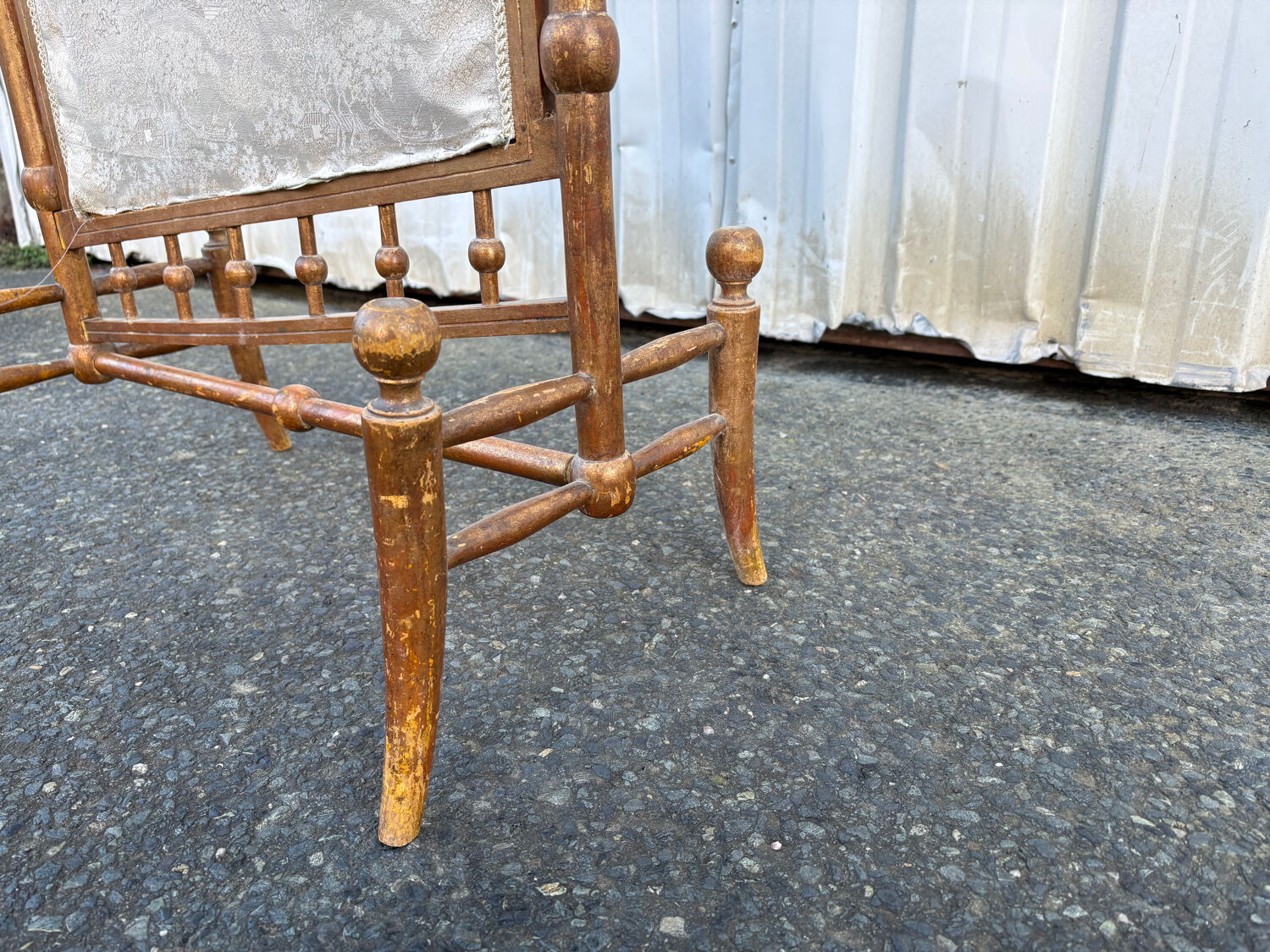 Old gilded wooden screen – Japanese-style fabric