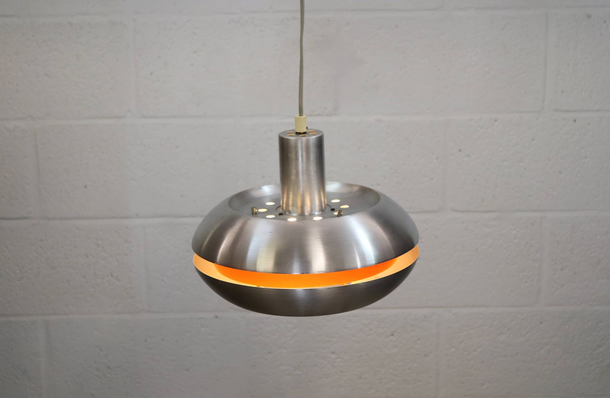 Ancienne lampe de design danois de l'ère spatiale en aluminium avec intérieur orange.