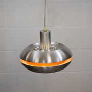 Ancienne lampe de design danois de l'ère spatiale en aluminium avec intérieur orange.