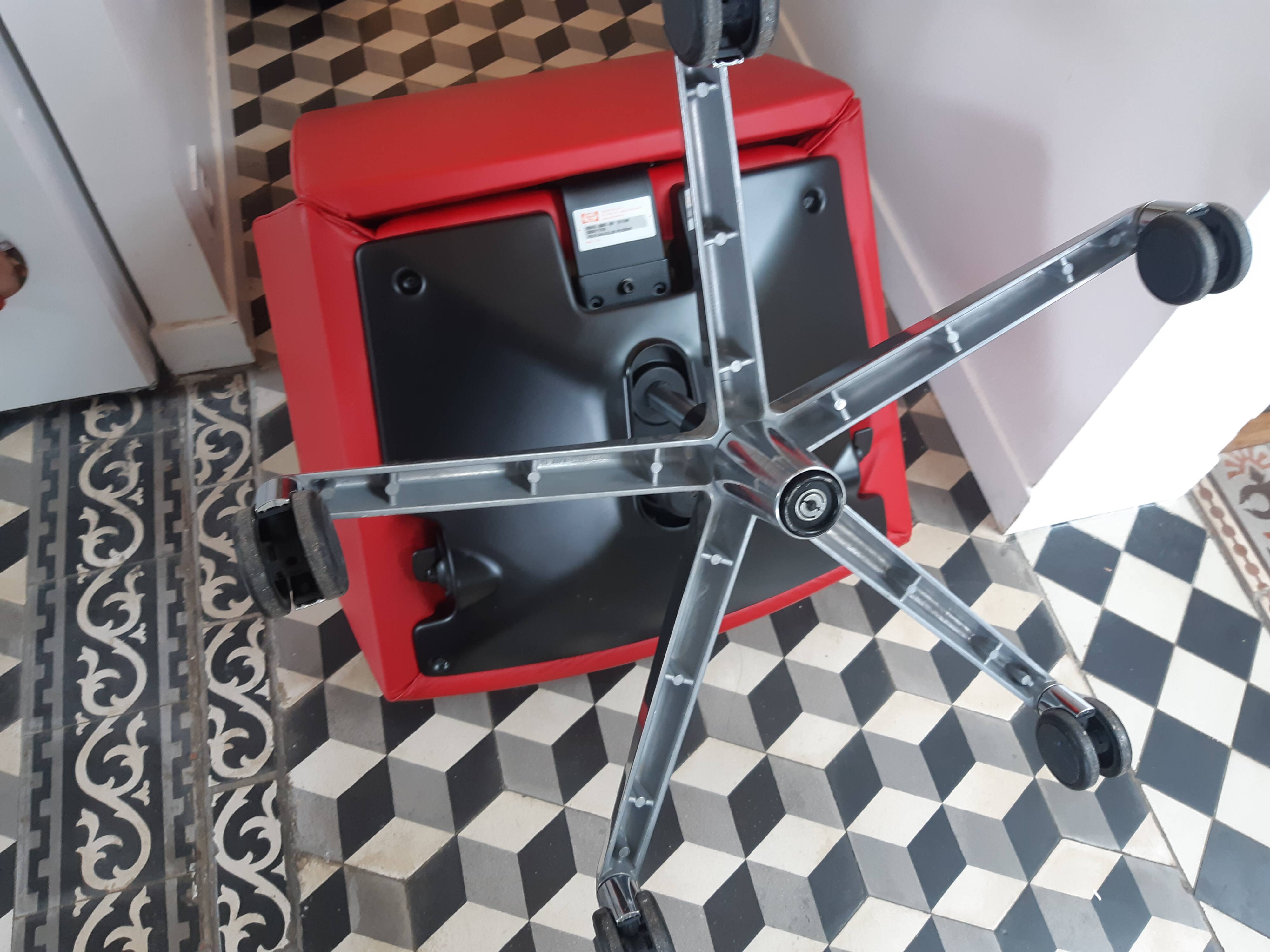 Poltrona Frau Chancellor President red office chair with wheels