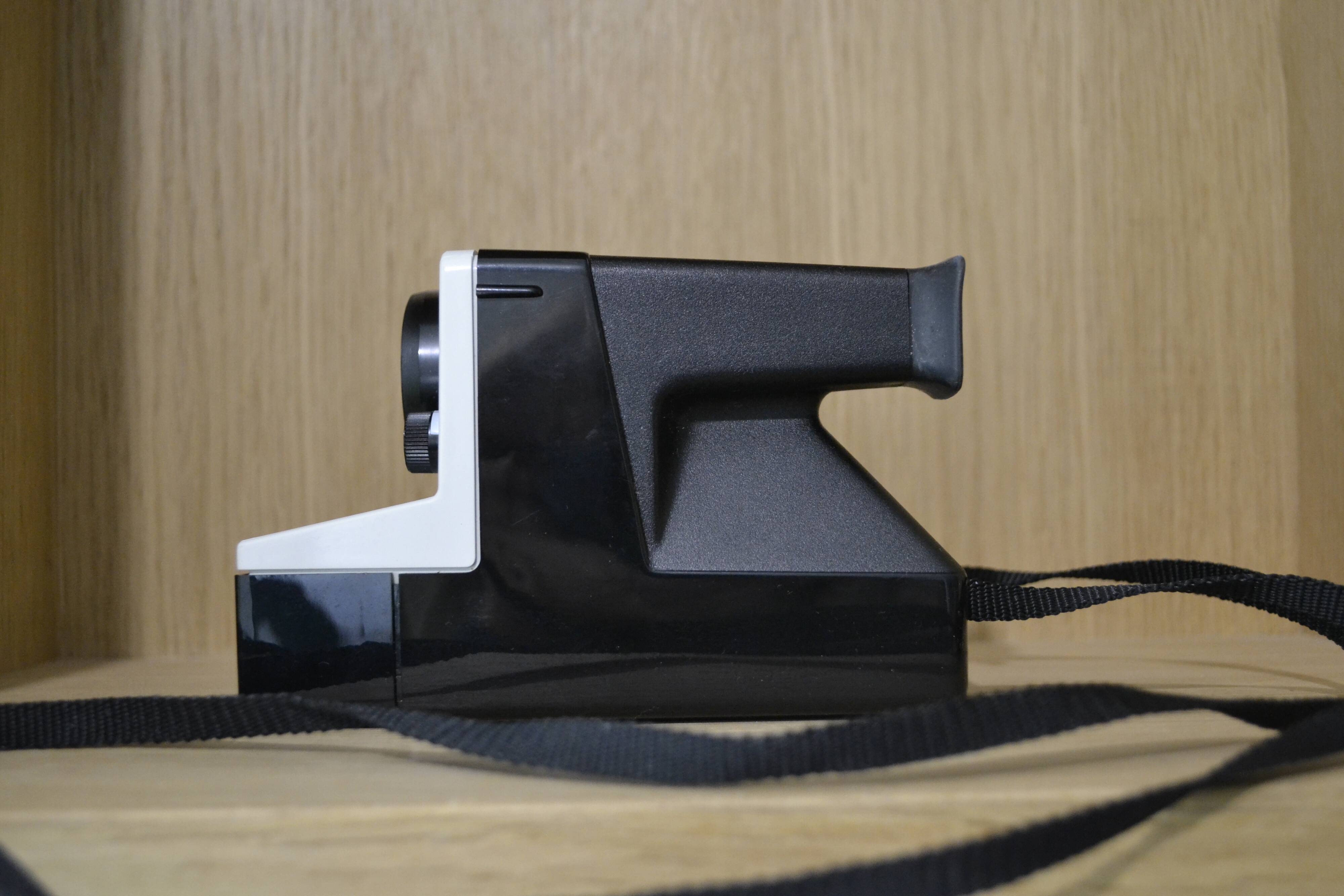 Functional Polaroid 1000 with green button