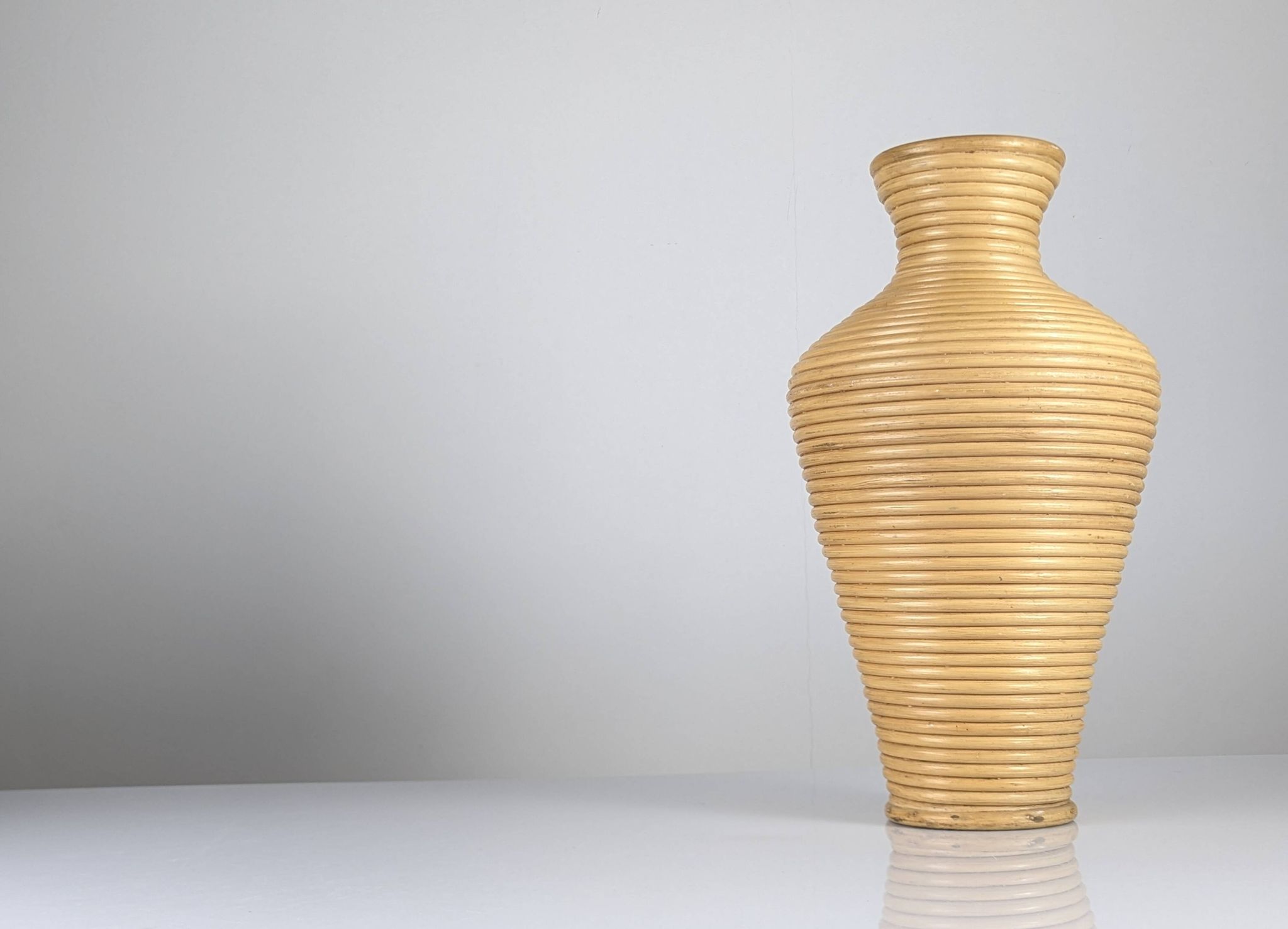 Grand vase de sol en rotin tressé, années 1970