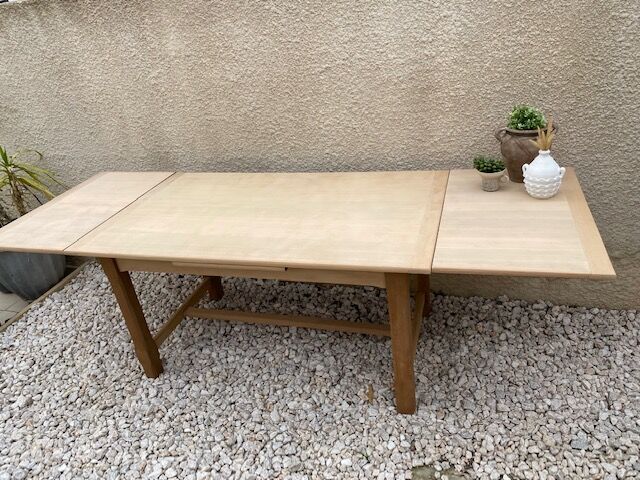 Stripped and extendable farm table