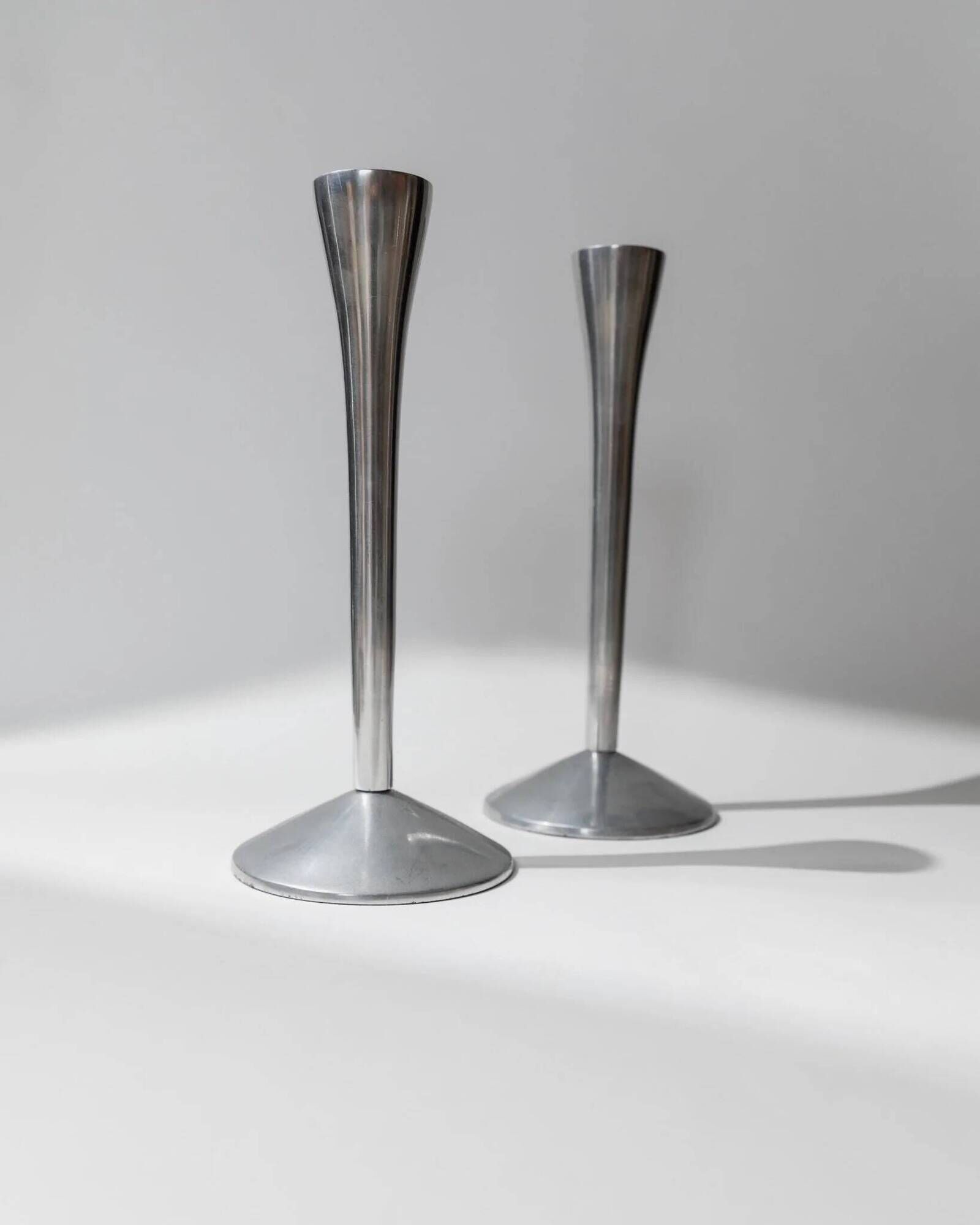 Set of 2 vintage candle holders - stainless steel, Space Age design - Italy 1970s