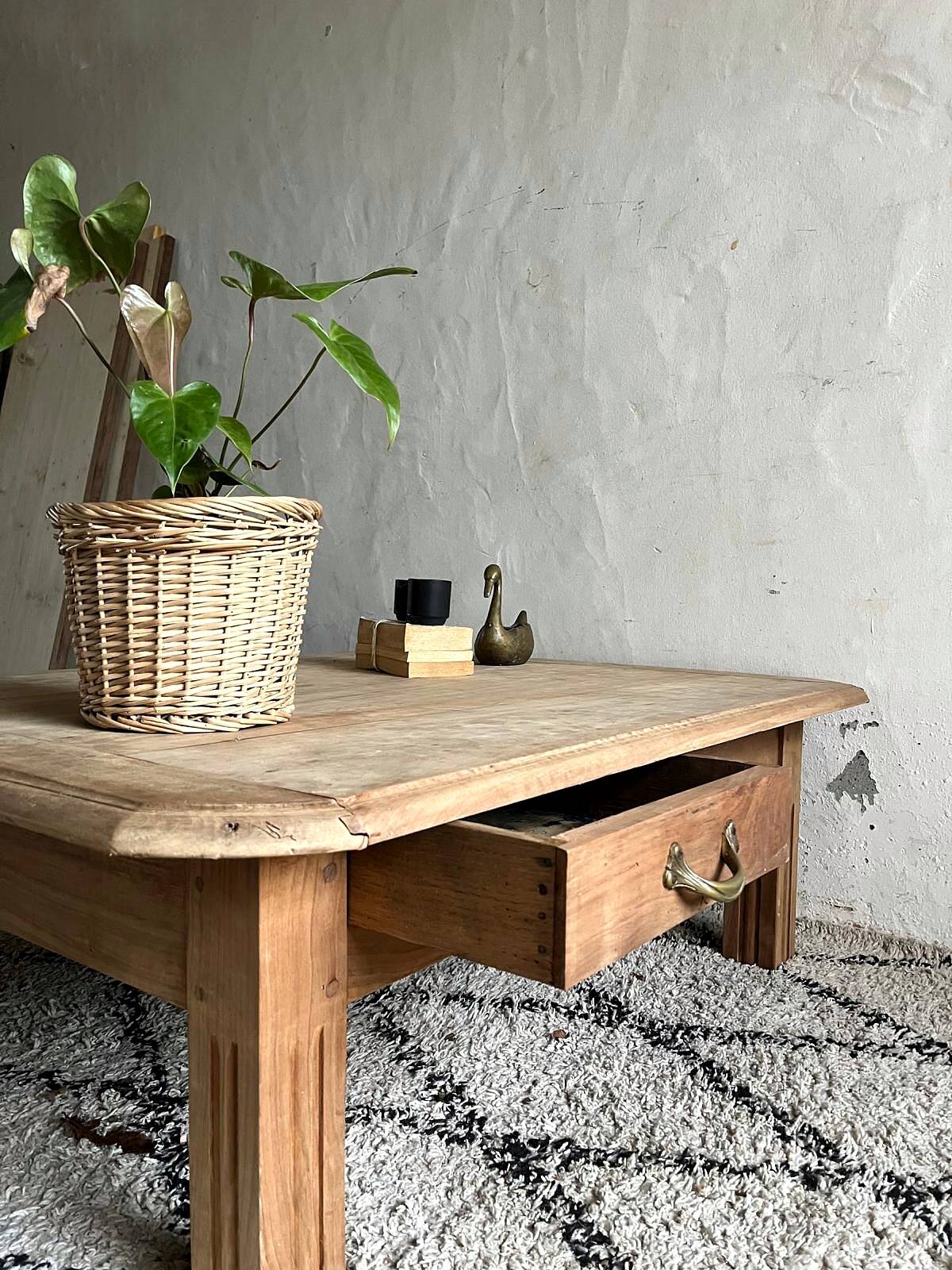 Farmhouse coffee table with 2 drawers