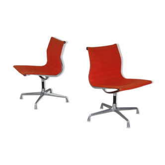 Pair of orange swivel chairs, Charles and Ray Eames, Herman Miller edition, Aluminium Group, U