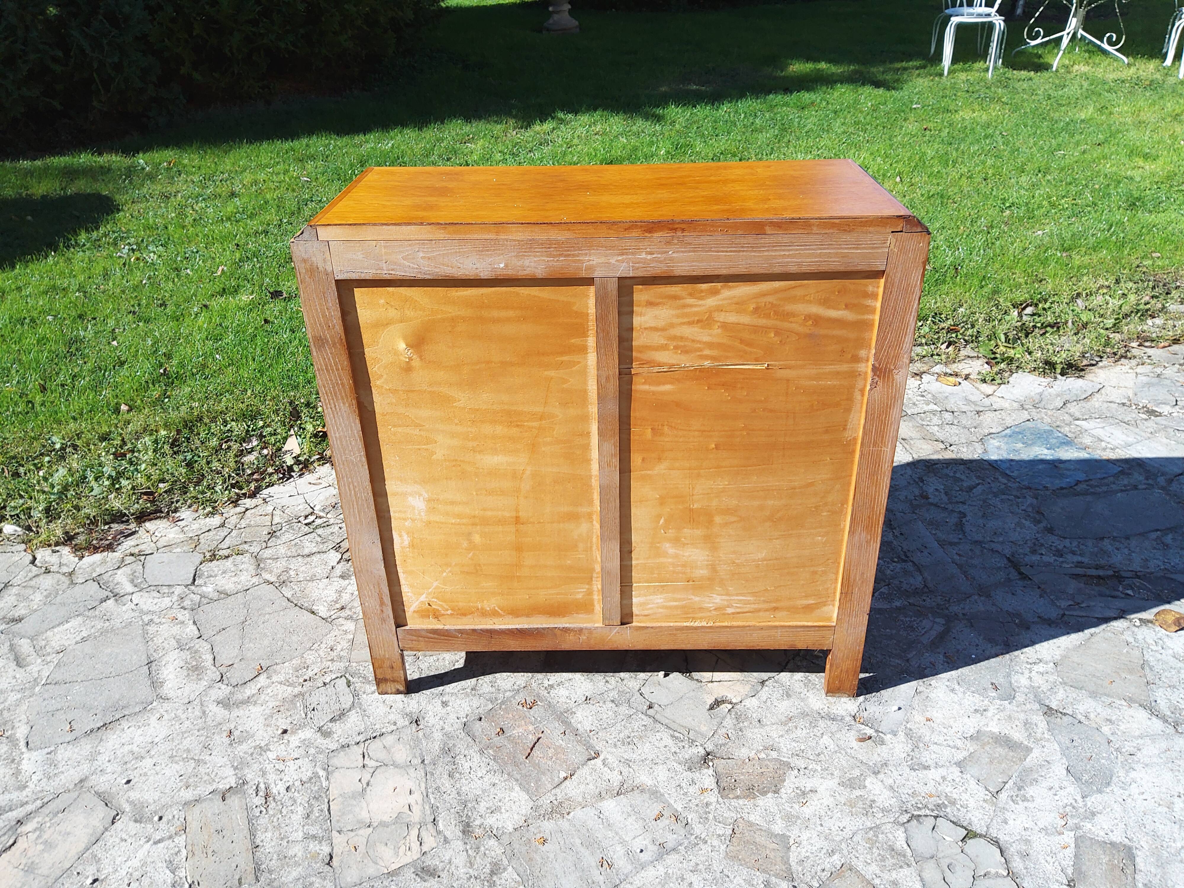 Compass-legged chest of drawers