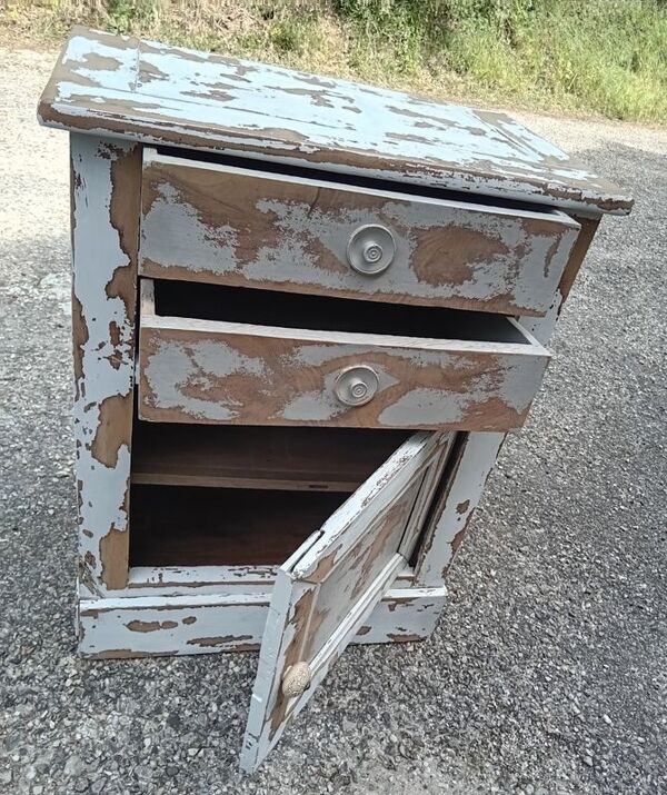 Meuble ancien en noyer massif, authentique confiturier, meuble d'appoint. Modèle pas courant