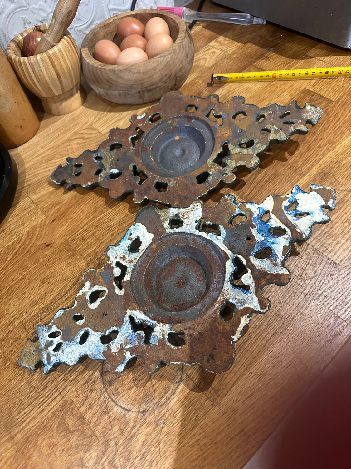 Set of 2 decorative cast iron rosettes