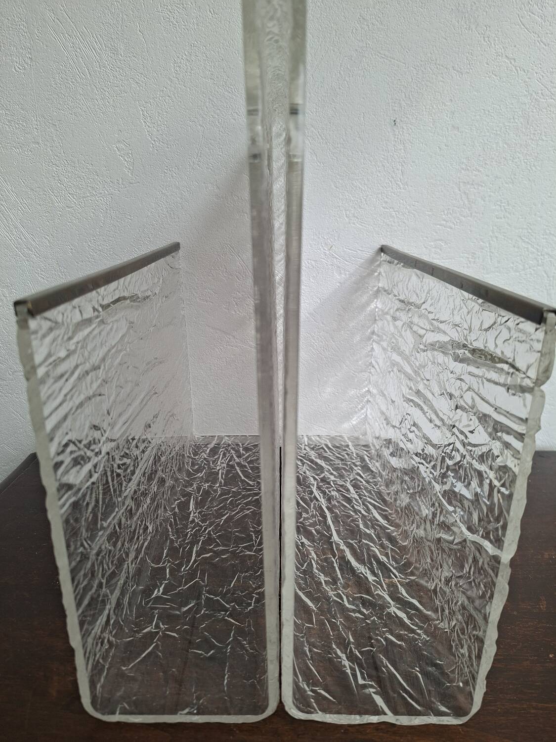 Porte-revues vintage en plexiglas effet "froissé" et laiton