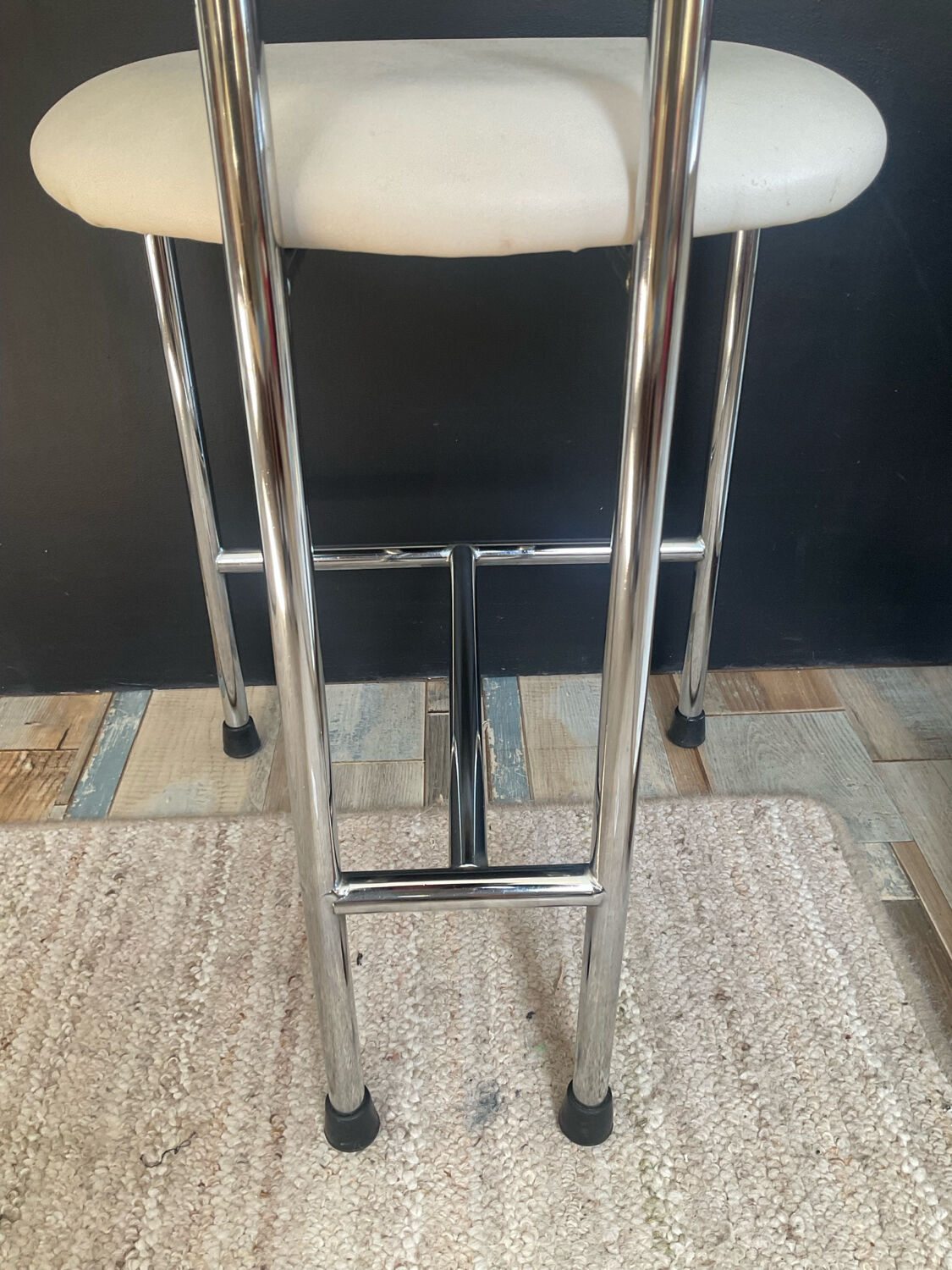 Vintage 70s chair in chrome metal and white faux leather.