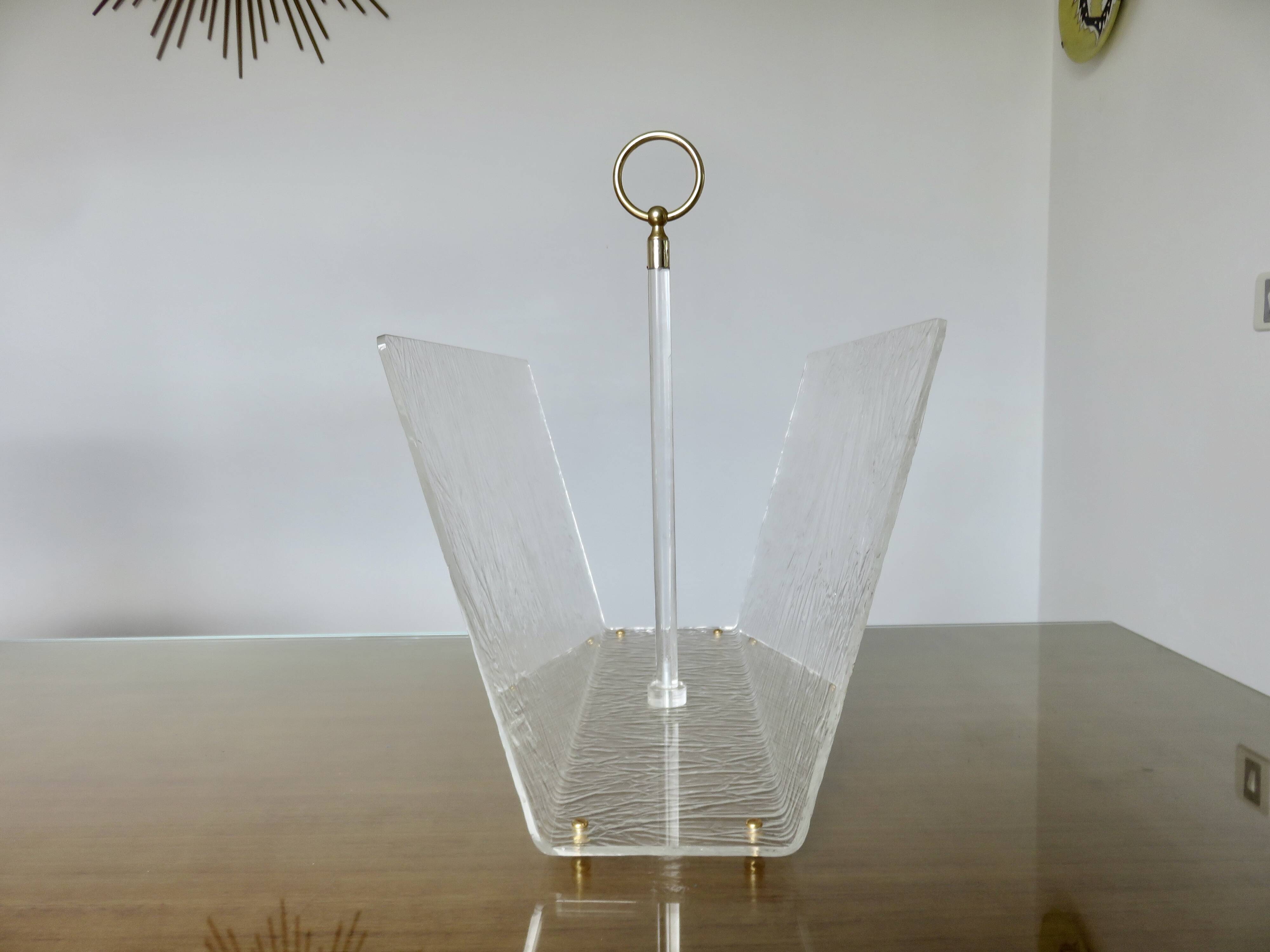 "Roche Bobois" magazine rack in lucite, plexiglass, altuglas and brass, 1970