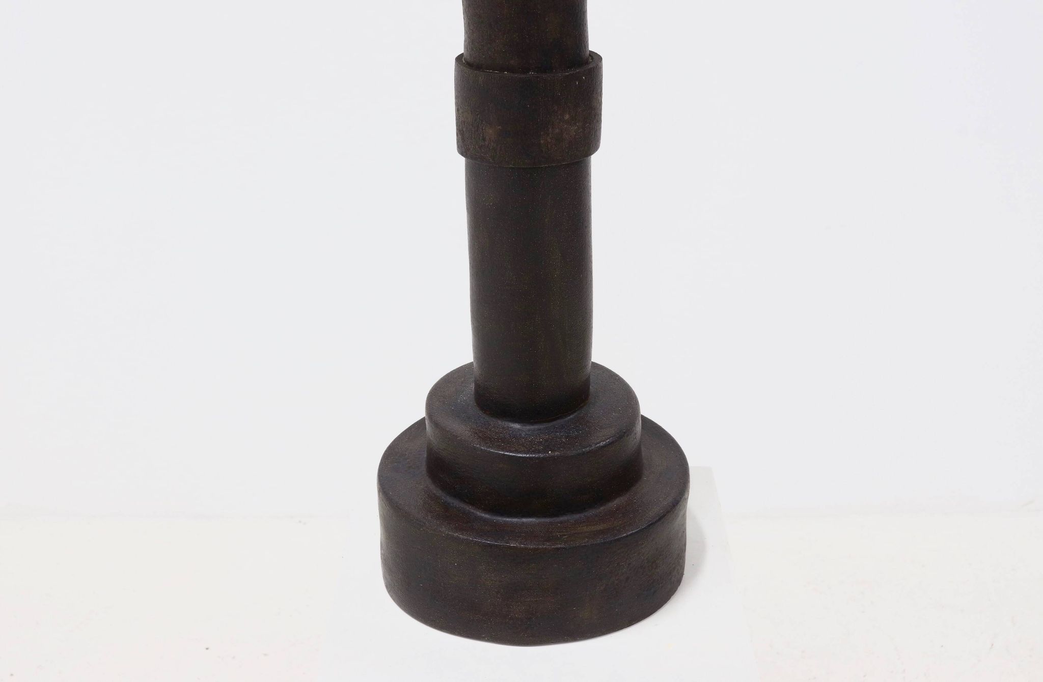 Objet cylindrique en grès brutaliste signé Studio Pottery années 1960