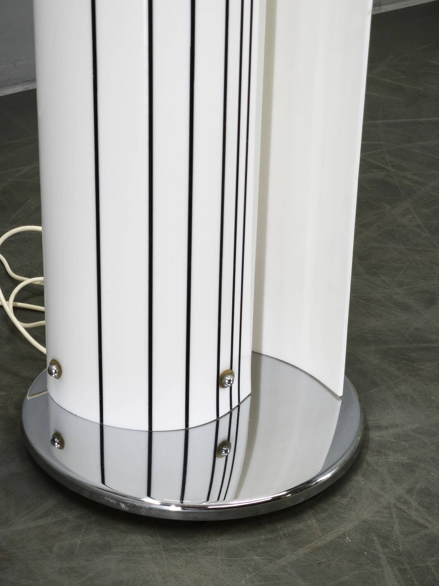 Lampadaire postmoderne sculptural en acrylique opalin, Italie années 1980