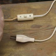 Lampe vintage en céramique rose poudré et abat-jour corail