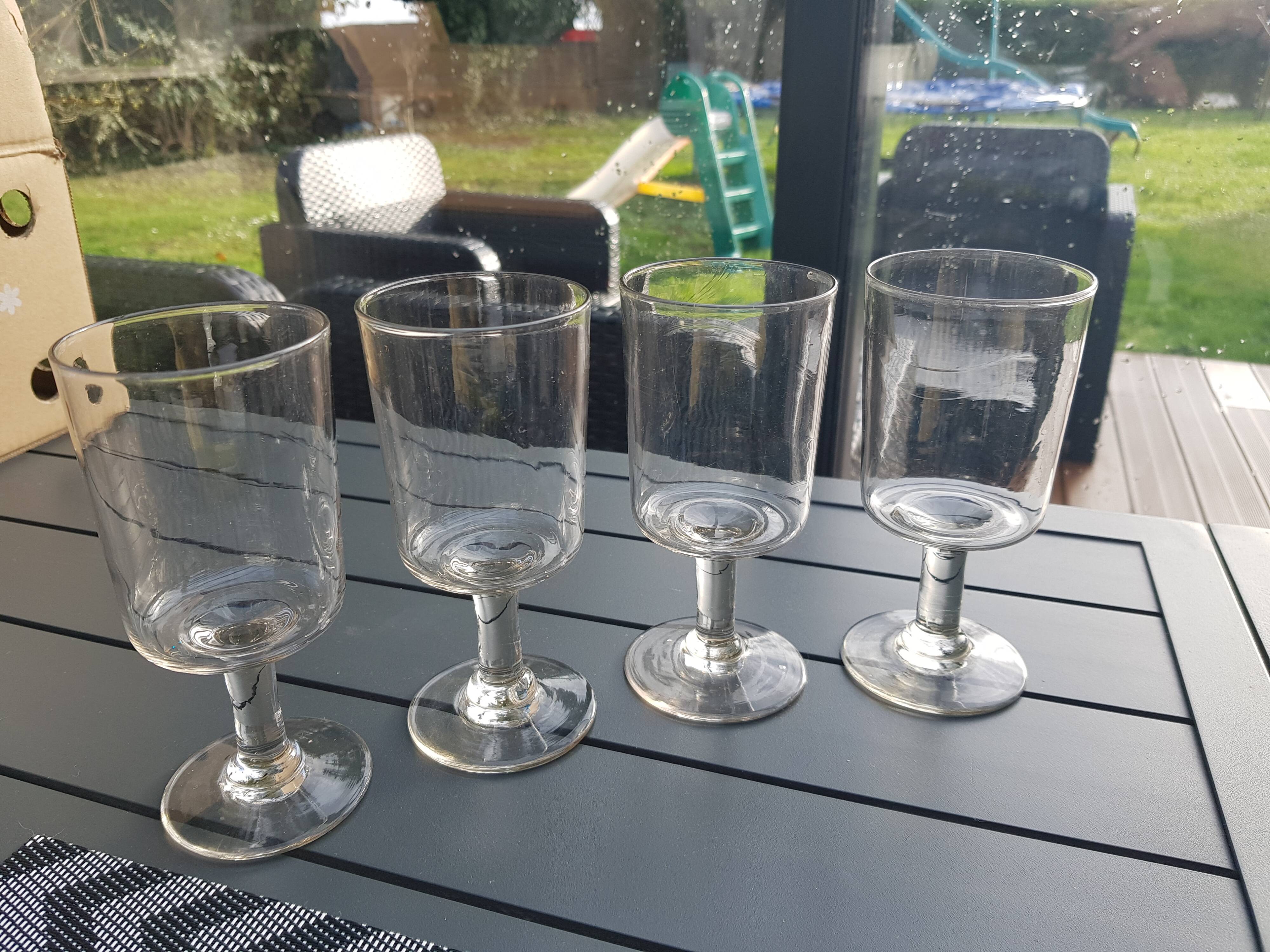 Set of 4 stemmed glasses
