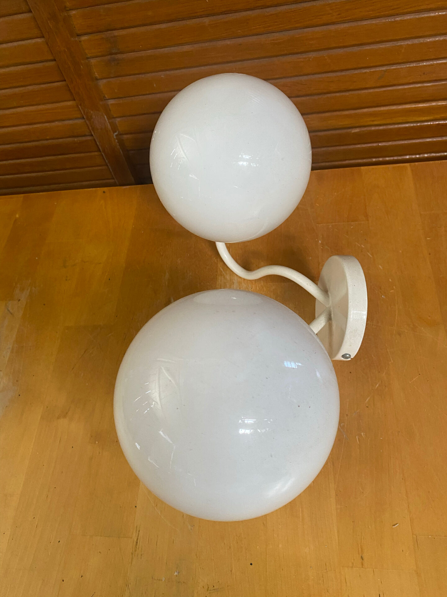 Double Minimalist Opaline Ball Wall Light + White Metal Support 80